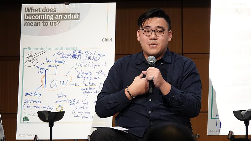 學生陳俊愷發表工作坊討論結果。