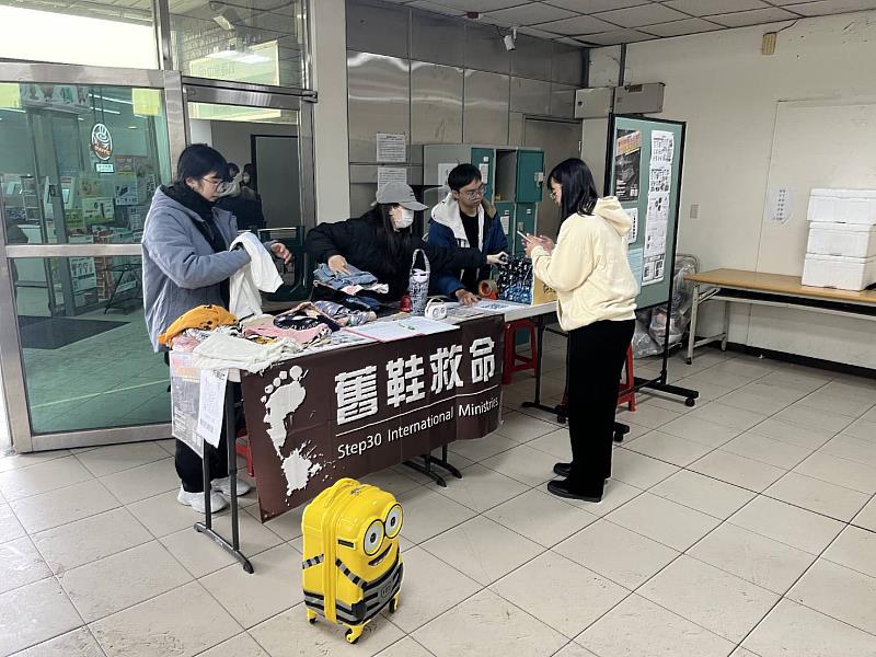 「十八同仁」團隊透過社群媒體及校園宣傳，成功串聯師生的愛心，在校園舉行小型募資活動，學生響應捐出物資。