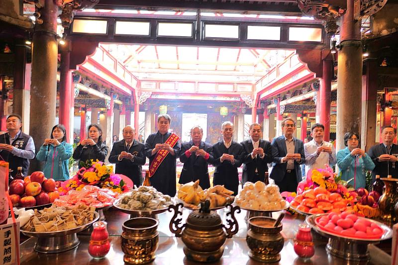 圖1 春祭大典上,來賓進行上香及三獻禮儀式