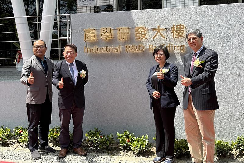 台評會理事長容繼業、青年局副局長汪小芬、校長陳敦基與副校長李一民聯合揭幕(由右至左)