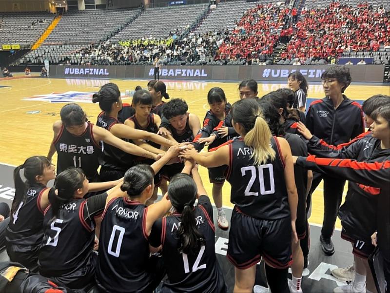 圖二、東吳女籃將士用命拚搏到最後一刻。