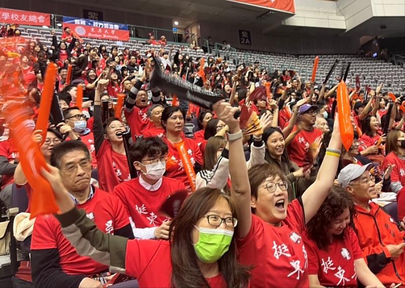 圖三、近千位校友齊聚小巨蛋為東吳女籃加油。