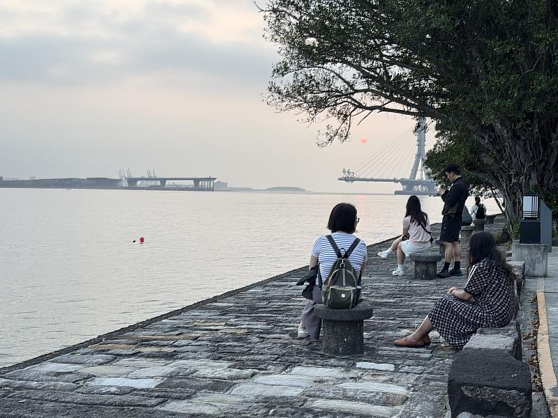 新北市立淡水古蹟博物館成功引進民間團隊經營淡水海關碼頭,將以淡江大橋結合周邊景觀與古蹟,打造水陸聯合觀光路線,發展夜經濟及文化表演活動。