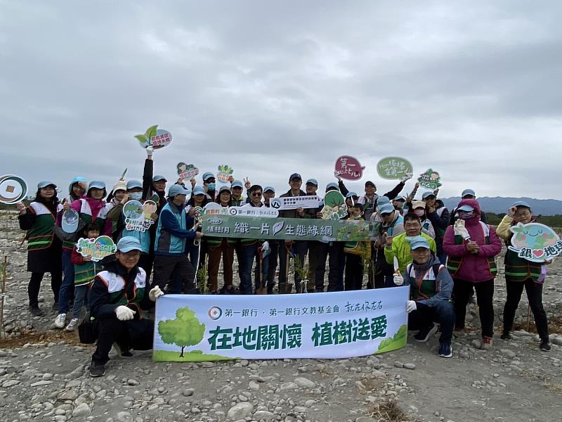 林業保育署臺中分署與第一銀行共同於大安溪社尾堤防外高灘地植樹