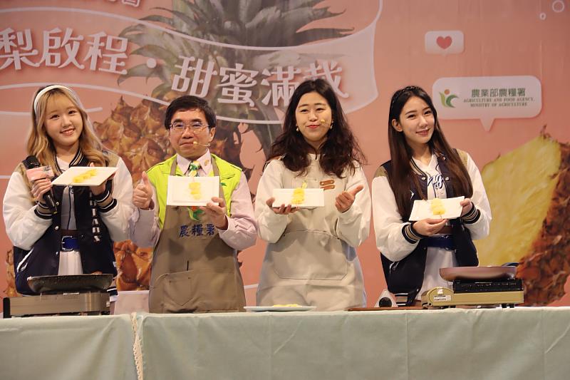 陳副署長與富邦悍將啦啦隊員-檸檬與栗子製作鳳梨糖葫蘆