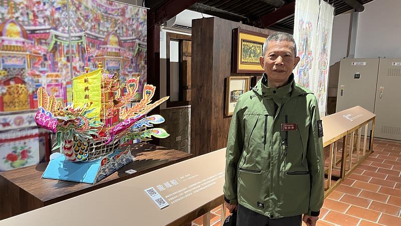 文記堂的「百感交集」特展，集結19位新北傳統藝師作品，展現職人匠心。糊紙保存者張徐沛與作品龍鳳船合影。