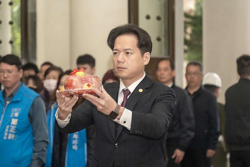 新竹市114年陣亡將士暨公殞官兵春祭典禮,代理市長邱臣遠擔任主祭,緬懷先烈英勇精神。