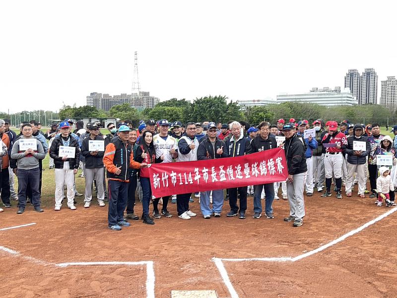 竹市114年市長盃慢速壘球錦標賽開打，教育處長林立生及來賓與選手大合照 。
