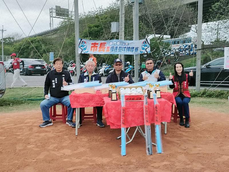 竹市114年市長盃慢速壘球錦標賽開打，教育處長林立生及來賓與選手大合照 。