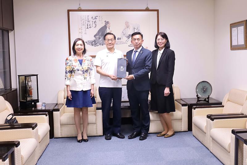 淡江大學會計系校友,馬來西亞留台校友會聯合總會總會長彭慶和(右2)拜會葛煥昭校長(左2),交流學校及境外招生的情況。(圖/淡江大學提供)