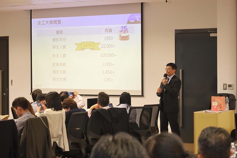 馬來西亞留台校友領袖參訪團交流座談中,國際長葉劍木進行招生說明,介紹淡江大學特色。(圖/淡江大學提供)