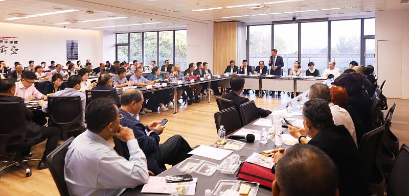 馬來西亞留台校友領袖參訪團交流座談中,淡江大學會計系校友,馬來西亞留台校友會聯合總會總會長彭慶和致詞。(圖/淡江大學提供)