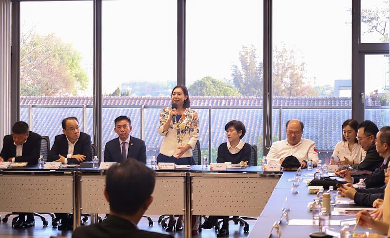馬來西亞留台校友領袖參訪團來訪,國際事務副校長陳小雀主持交流座談。(圖/淡江大學提供)