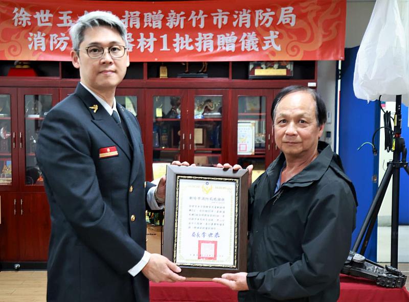 副局長陳家慶回贈感謝狀予徐世玉女士(胞弟徐清秀代表出席),感謝熱心公益,捐贈救災器材一批,強化竹市救災能量。