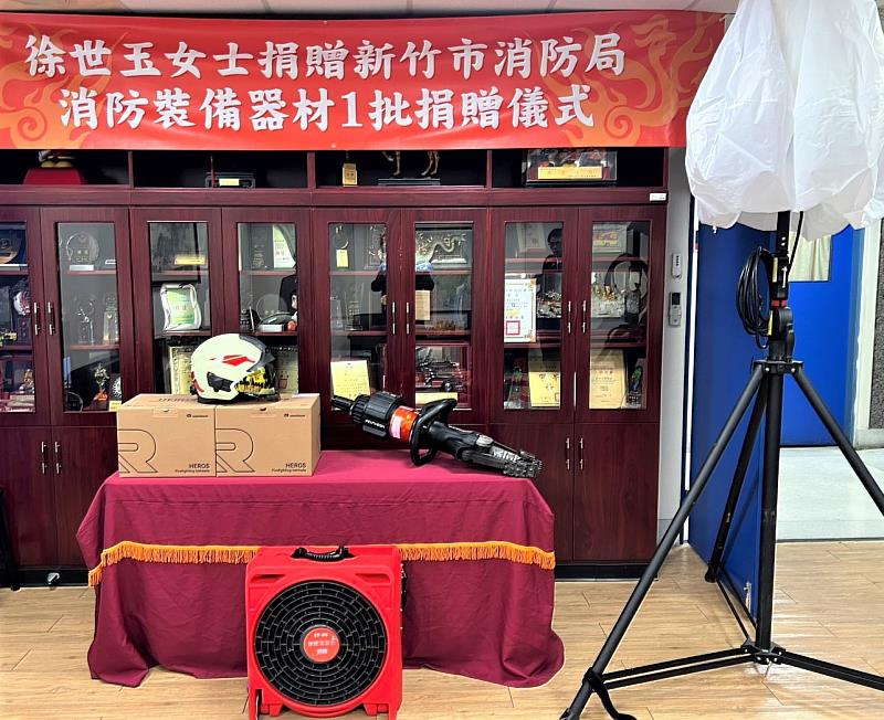 徐世玉女士捐贈電動排煙機2台、消防帽35頂、氣瓶灌充機1組及特搜隊器材1批等裝備器材予新竹市消防局。