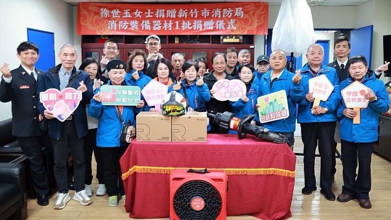 消防局同仁與家屬、親友共同合影，所捐贈的器材讓每位消防同仁無後顧之憂地投入救災現場，共同守護新竹市民。