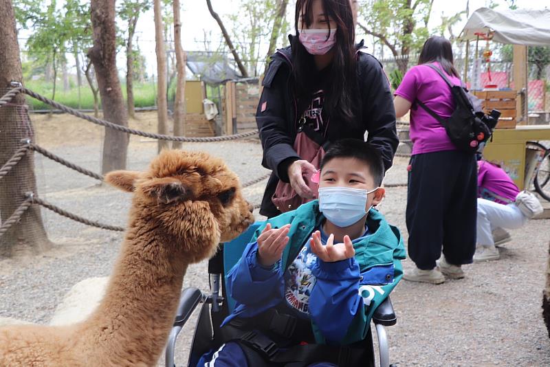 「嘉倍療癒・咩甜旅行」,罕病家庭享受溫馨出遊-5