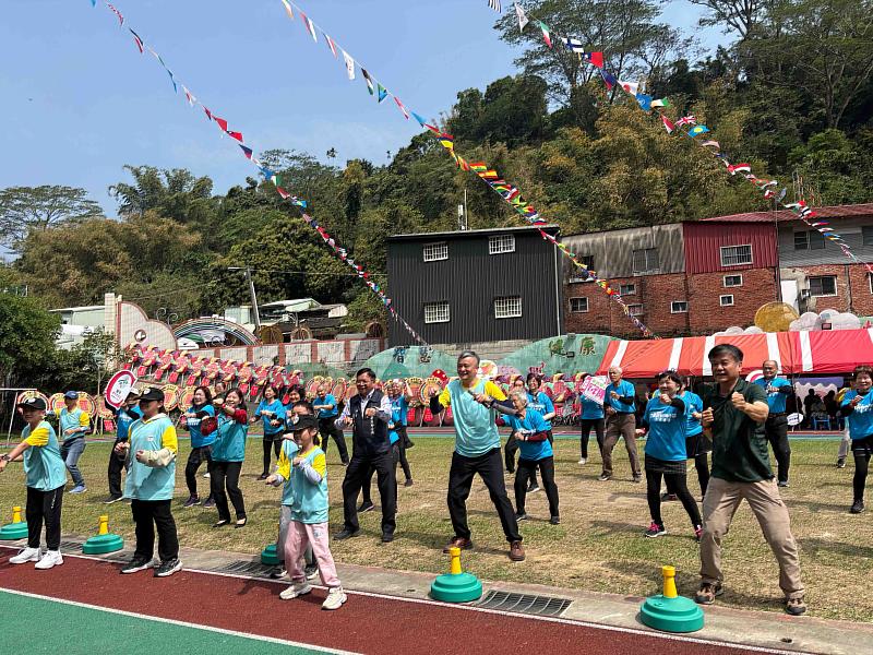 嘉義黎明國小71週年校慶 大小朋友開心嗨跳流行歌曲-1
