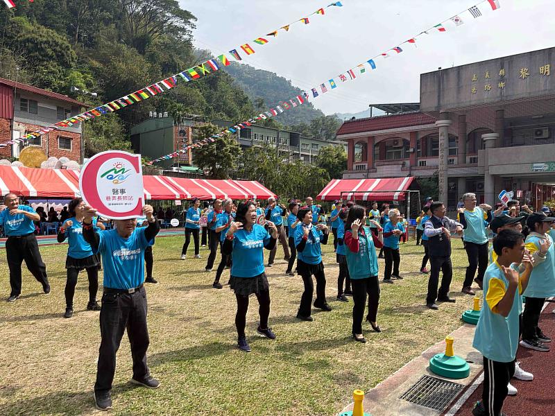 嘉義黎明國小71週年校慶 大小朋友開心嗨跳流行歌曲-2