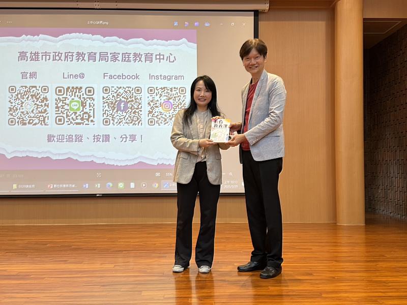 劉容襄助理教授贈送簽名書籍