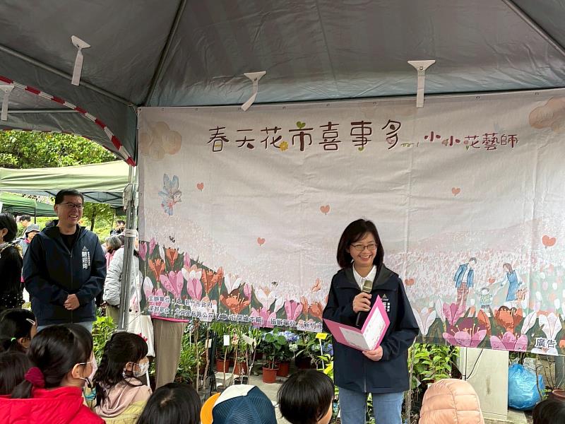 新竹市政府秘書長張治祥說故事。