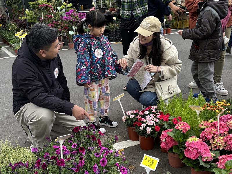 透過小小花藝師增加親子互動。