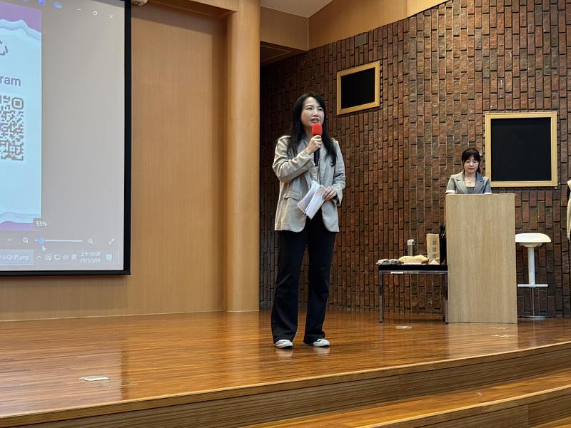 高雄市政府教育局家庭教育中心邱月櫻主任致詞與勉勵