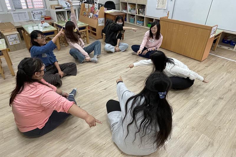 臺南市德南國小附幼林老師帶領共學夥伴體驗戲劇教育融入童詩歌謠的多元面貌