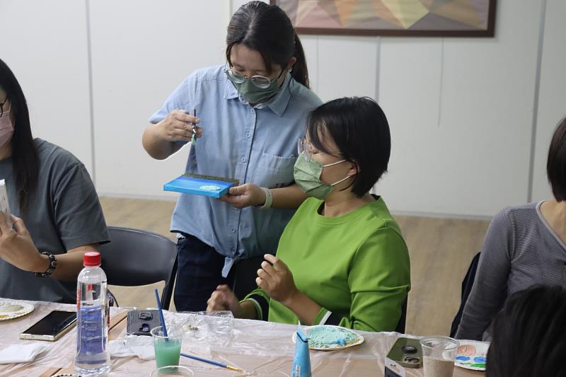 咖啡渣轉身變畫材 南大咖啡渣藝術課激發綠色靈感