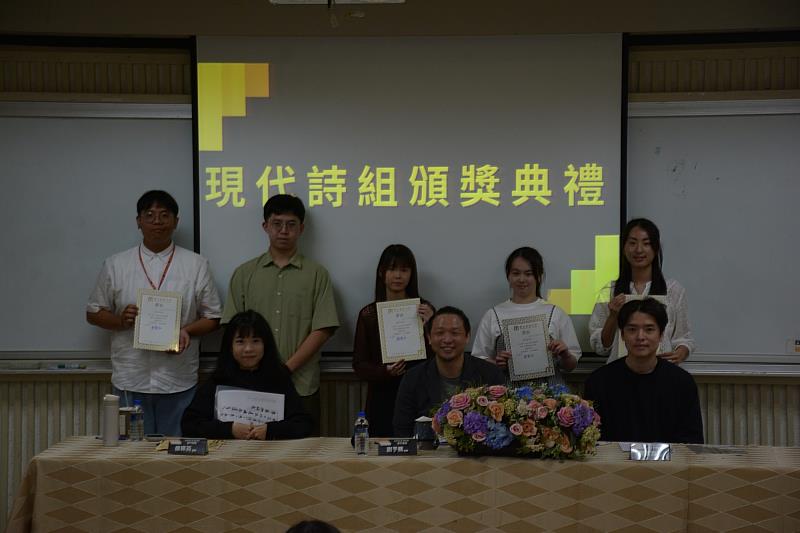 「現代詩組」由國二甲賴怡禎獲獎