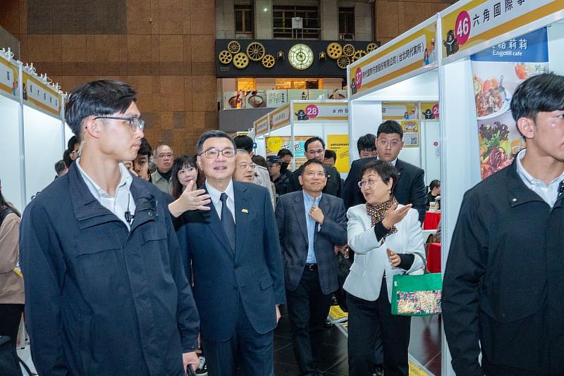 徐委員長陪同卓院長參與現場企業互動