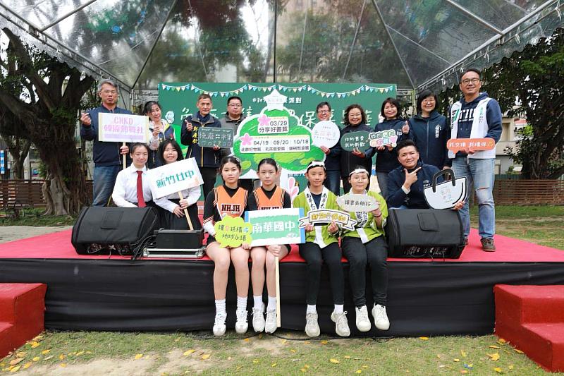 免廢市集局長與青年合照