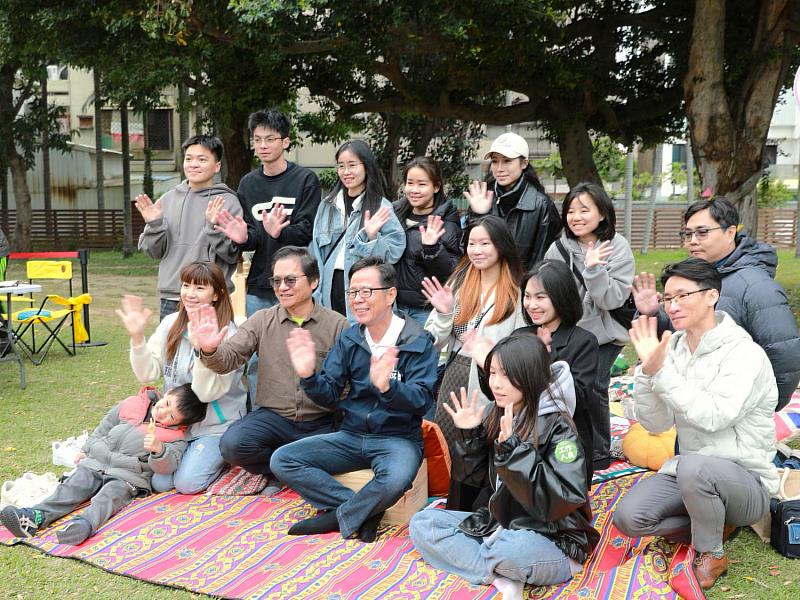 免廢市集局長青年互動