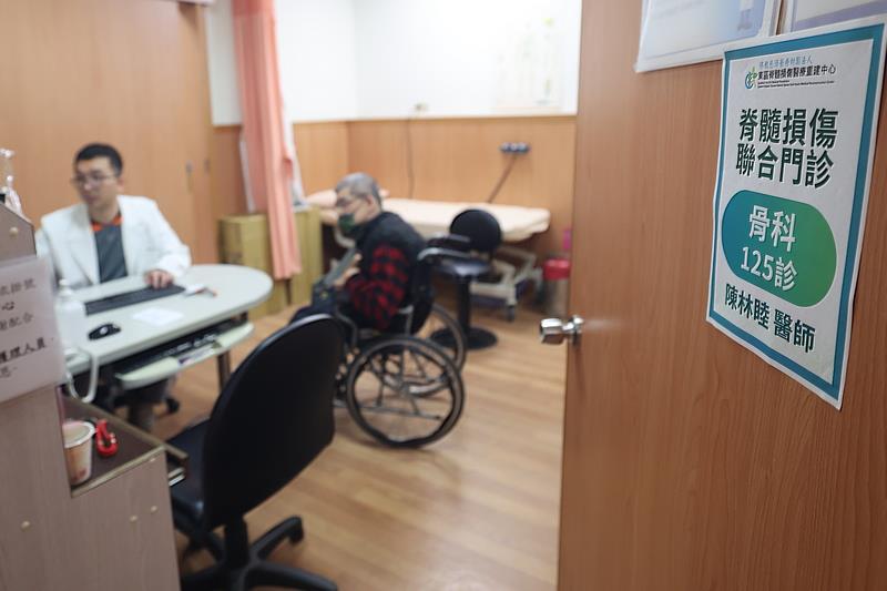 針對脊損病友容易遇到的健康問題,花蓮慈院結合五個科別,以一條龍的方式讓脊損損傷病友可以一次獲得需要的診療的機會。圖為神經外科蔡昇宗主任親自為病友看診。(陳安瑜攝)