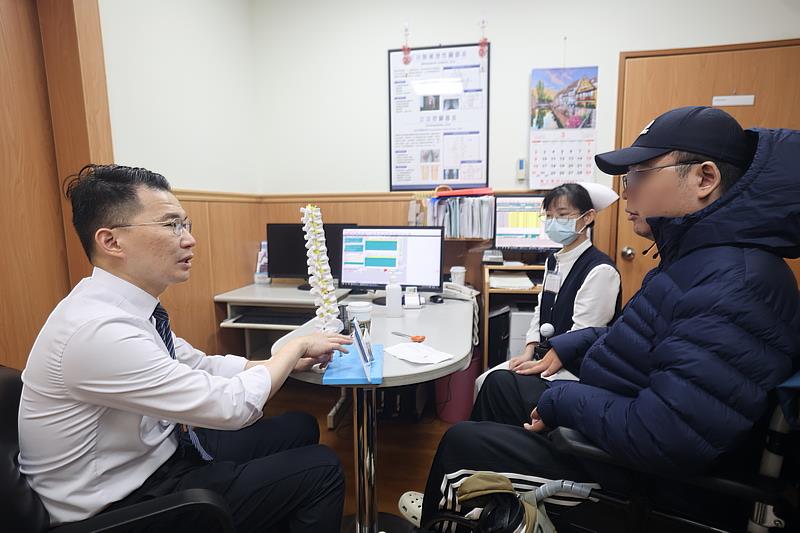 針對脊損病友容易遇到的健康問題,花蓮慈院結合五個科別,以一條龍的方式讓脊損損傷病友可以一次獲得需要的診療的機會。圖為神經外科蔡昇宗主任親自為病友看診。(陳安瑜攝)