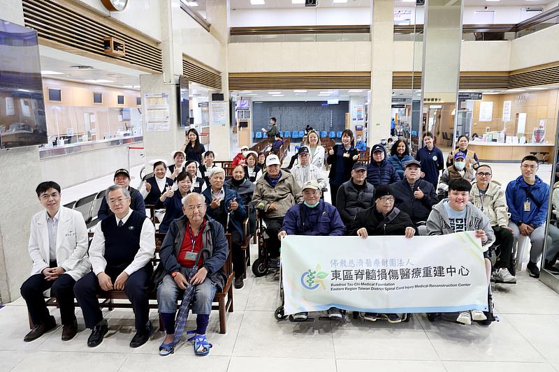 花蓮慈院29日舉辦聯合門診與健康講座,照顧東區脊髓損傷病友,共有來自花東三十餘位病友參加。(陳安瑜攝)