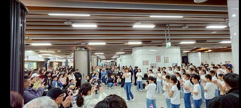 「讓我成為你的翅膀」捷運快閃演出