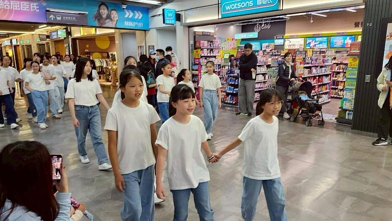 合唱團成員從人群中驚喜現身