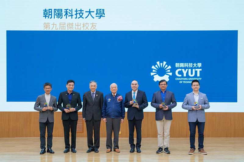 朝陽科大創辦人楊天生(中)、校長鄭道明(左三)與第9屆傑出校友合影。