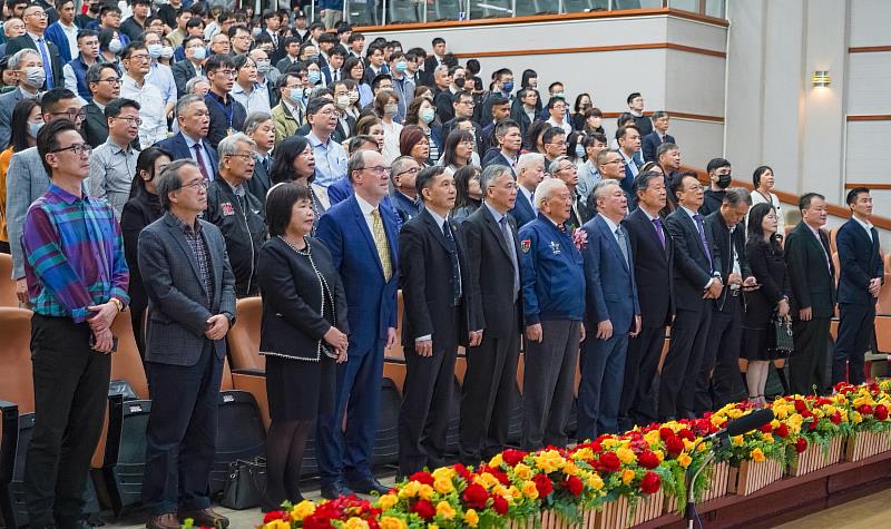 榮譽天生講座教授史齊伯(左四)及策略聯盟高中職校長等貴賓受邀出席校慶慶祝大會，現場貴賓雲集，場面熱烈。