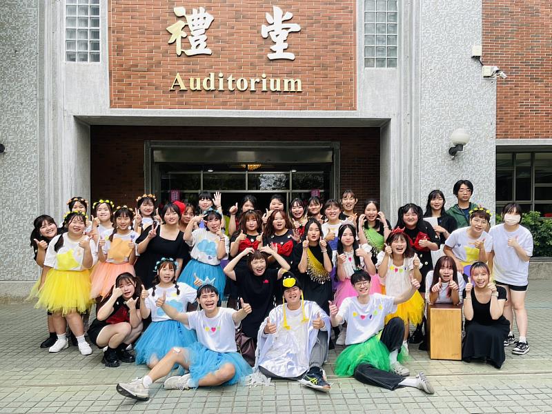 勇奪系際盃合唱比賽冠軍之幼兒保育系學子，以創意裝扮演唱生日快樂歌，讓校慶更添喜氣。