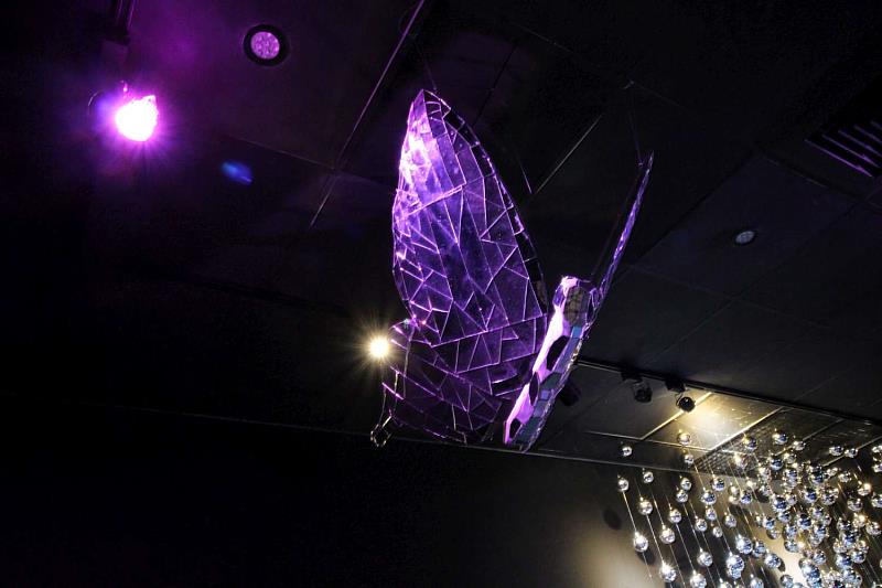 新竹市玻璃工藝博物館「蝶夢璀璨－透視光影變奏」展覽-第一特展室入口大型蝴蝶裝置藝術／曾俊豪。