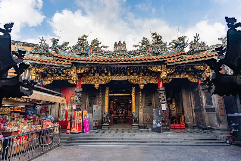 擁有超過兩百年歷史的都城隍廟,以及廟口商圈在地特色小吃。