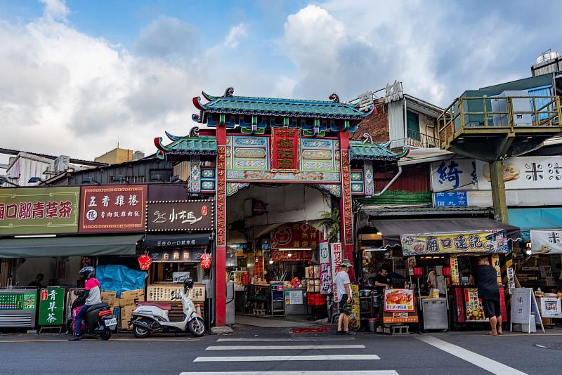 擁有超過兩百年歷史的都城隍廟,以及廟口商圈在地特色小吃。