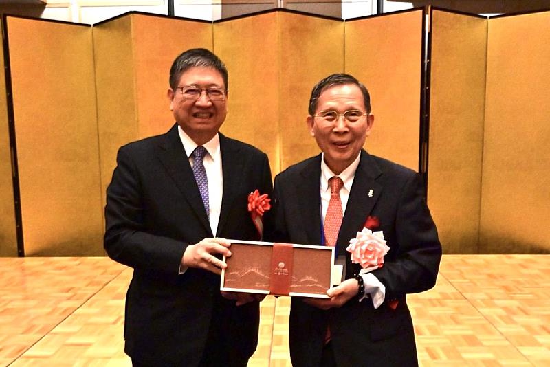 縣長楊文科(左)致贈東京客家崇正公會李克順會長(右)新竹縣東方美人茶，期許客家文化猶如「東方美人茶」能在全球各地以其獨特文化底蘊，在國際發光發熱。
