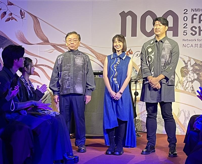 國立歷史博物館館長洪世佑(左)與亞藝文創協會執行長王贒勲(右)、CLA執行長林家宇(中),於「NCA時尚秀」展現年青設計師以史博館典藏為靈感設計的服飾