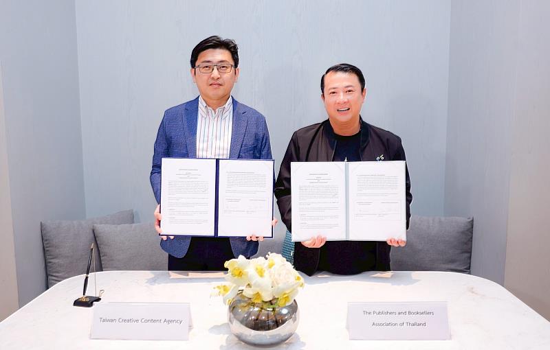 文策院院長盧俊偉（左）與泰國出版商與書商協會主席Suwich Rungwattanapaiboon（右）代表簽署合作意向書，促進臺泰出版業的合作交流。（文策院提供）