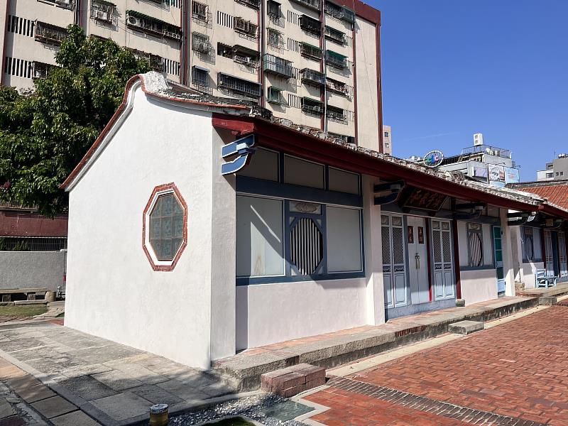 臺南市文化資產管理處邀請本市登錄文化資產保存技術「泥作（土水）」保存者呂新義，以市定古蹟西華堂右外護龍為實作學習場域，傳授珍貴的修復經驗