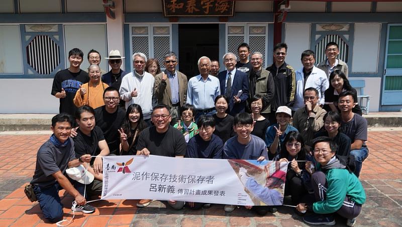 臺南市文化資產管理處邀請本市登錄文化資產保存技術「泥作（土水）」保存者呂新義，以市定古蹟西華堂右外護龍為實作學習場域，傳授珍貴的修復經驗