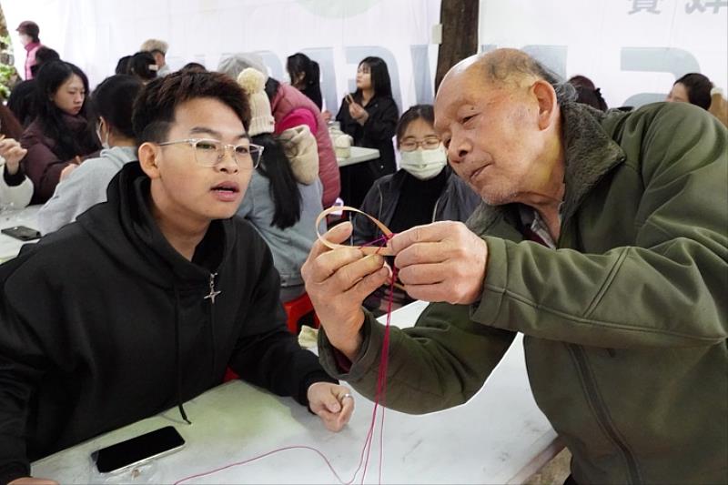 圖／同學在當地耆老的劉邦平先生的協助下，認真聆聽如何製作捕夢網。
